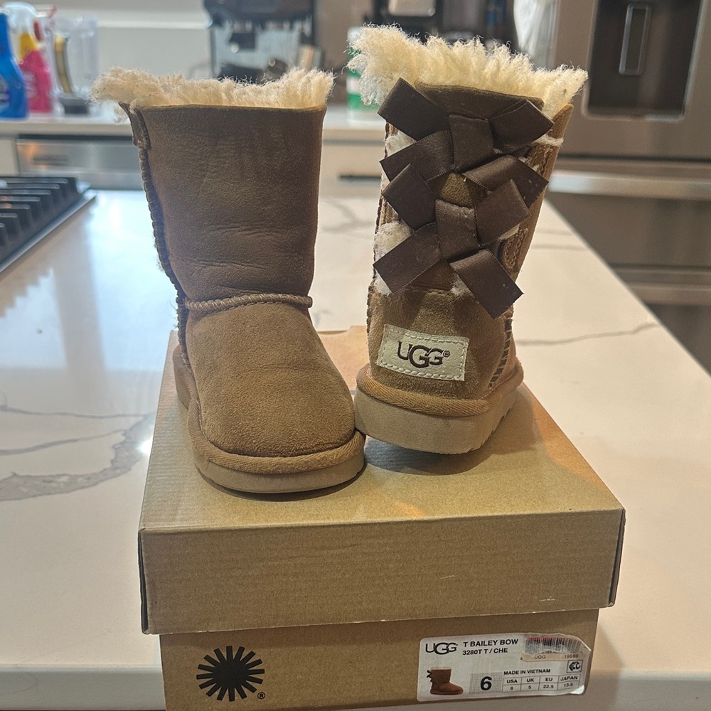 UGG Kids Bailey Bow Boots - Tan and Brown